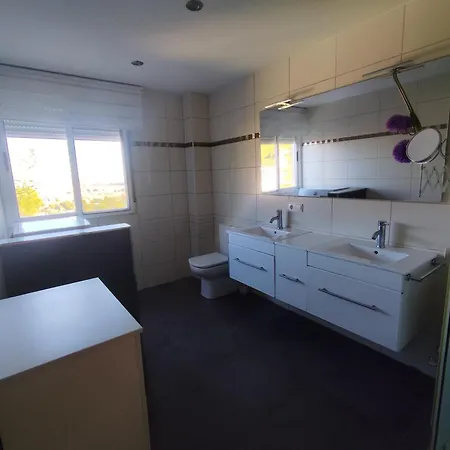 Villa With View And Swimming Pool *